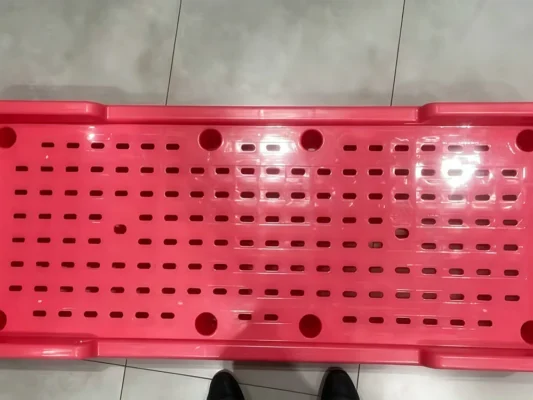 Kinderbett aus Plastik