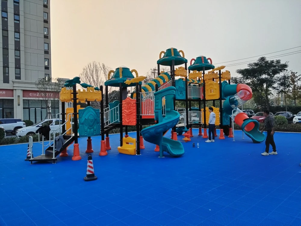Pavimento de caucho para parques infantiles al aire libre para áreas de juego seguras 13 Suelos de caucho para parques infantiles al aire libre